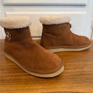 MICHAEL KORS CAMEL SUEDE FAUX SHEARLING BOOTIE WITH SIGNATURE GOLD EMBLEM 7.5